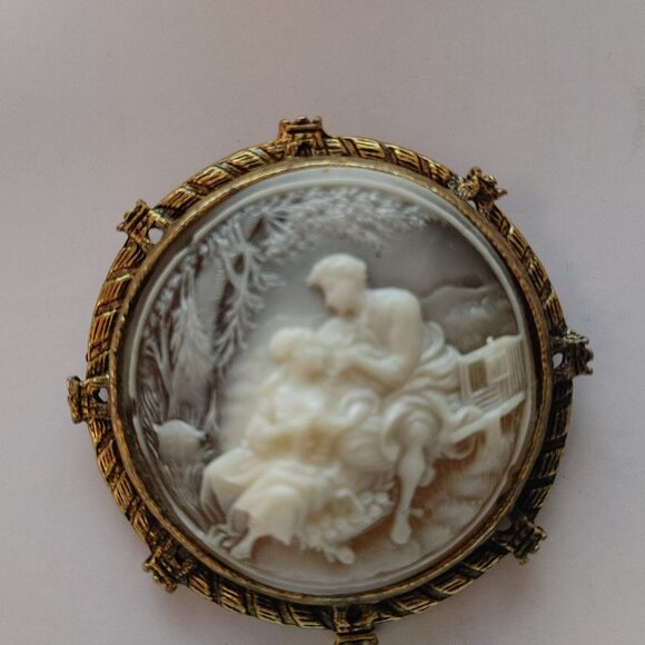 Jewelry - Vintage Victorian Courting Couple Brooch/Pendant